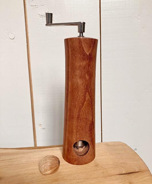 Roland Früh bringt seine Drechselbank mit und zeigt, wie er seine Mühlen für Muskat, Pfeffer und Anderes dreht, oder auch einfach: Holzobjekte