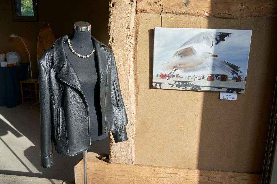 Textildesignerin Sigrid Tribijahn zeigt Schönes aus Leder: Taschen, Jacken und mehr. Und das Leder ist nicht einfach Leder, es ist sorgfältig ausgewählt und von besonderer Qualität. Aber im Wendland weiß das jede und j...