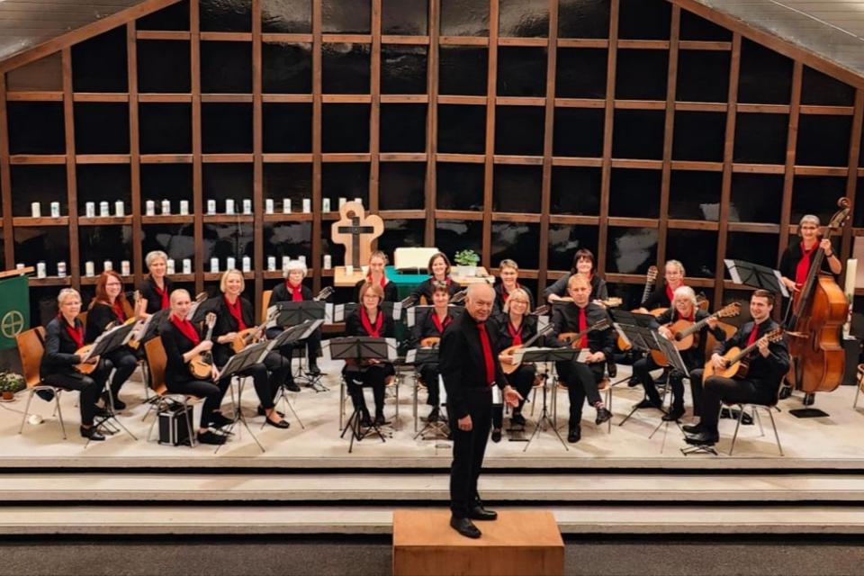 Das Langendorfer Mandolienenorchester erfreut seine Zuschauer mit einem weihnachtlichen Programm klassischer Werke und Weihnachtsliedern zum Mitsingen aus aller Welt. Eintritt frei - Über Spenden am Ausgang freuen wir uns sehr! ~ Gegründet wurde das Orchester 1974 von Eberhard...