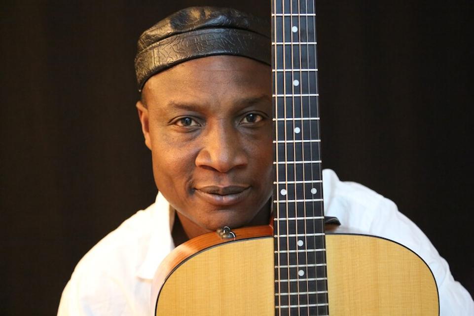 Markenzeichen des Singer-Songwriter Adjiri Odametey ist seine warme, erdige Stimme. Der Multi-Instrumentalist beherrscht Instrumente wie die Daumenklaviere Mbira und Kalimba, Kora, Balafon und Gitarre. Der SWR schreibt 2021 über ihn: “einer der besten Weltmusiker”.