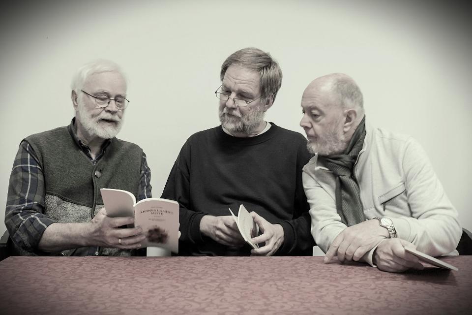 Die Uelzener Dichter Uwe Krol, Ulrich Schröder und Jürgen Trumann bieten als eingespieltes Trio ein weiteres Mal das vertraute Programm aus Gedichten, teils mit Gitarrenbegleitung und Prosa, an. Dieses Mal unter dem Thema: Kunst des Alterns. Der Einladung des Seniorenbeirats...
