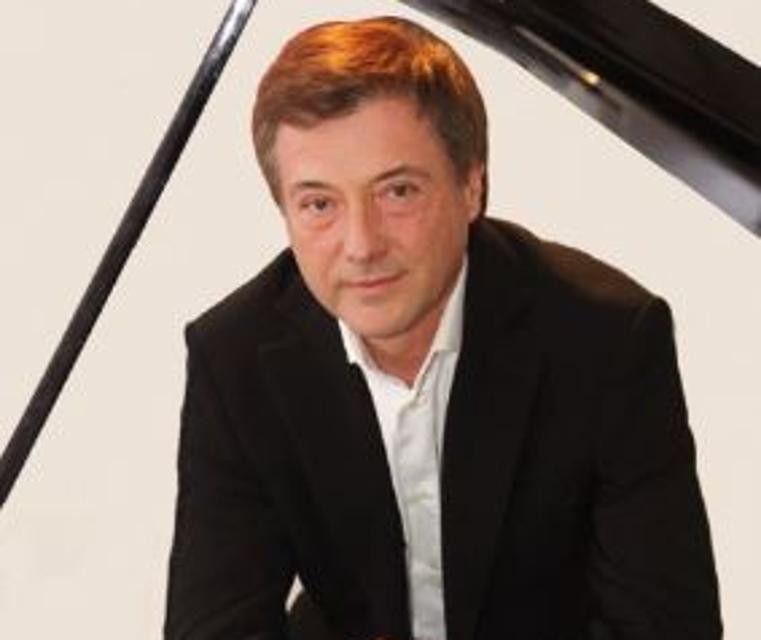 Der hervorragende Klaviervirtuose Valerij Petasch spielt neben Werken von Bach, Chopin und Debussy auch Eigenkompositionen. Petasch, Sohn eines deutschstämmigen Pianisten und Musikwissenschaftlers, verließ das Moskauer Tschaikowski-Konservatorium mit höchster...