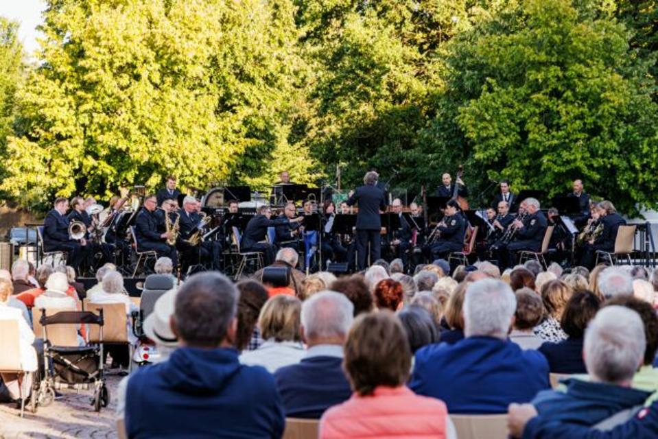 Bundespolizeiorchester auf dem Herzogenplatz1951 gegründet ist das Bundespolizeiorchester mit 45 Musikerinnen und Musikern eines von drei großen Orchestern der Bundespolizei und aufgrund seiner professionellen Darbietungen ein bedeutender Sympathieträger und...