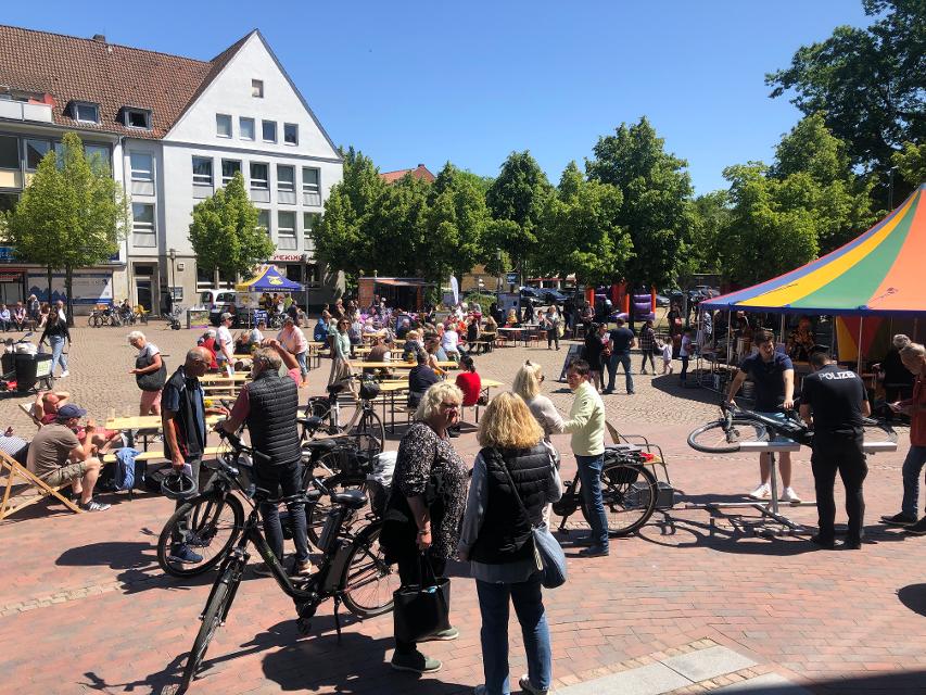 3. Uelzener FahrradtagDie Hansestadt Uelzen lädt am Sonnabend, den 24. August von 9 bis 14 Uhr zum Uelzener Fahrradtag ein und bietet ein buntes Programm für große und kleine Radbegeisterte.Beim Fahrradtag ist für alle etwas dabei. Kinder können...