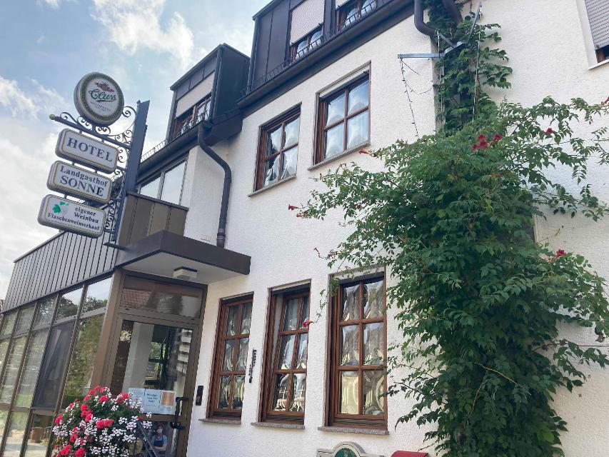 Seit 1867 familiengeführter Landgasthof mit gutbürger-licher Küche und angegliedertem Weingut.Das Hotel verfügt über 12 Doppel- und 4 Einzelzimmer.Busgrupp...