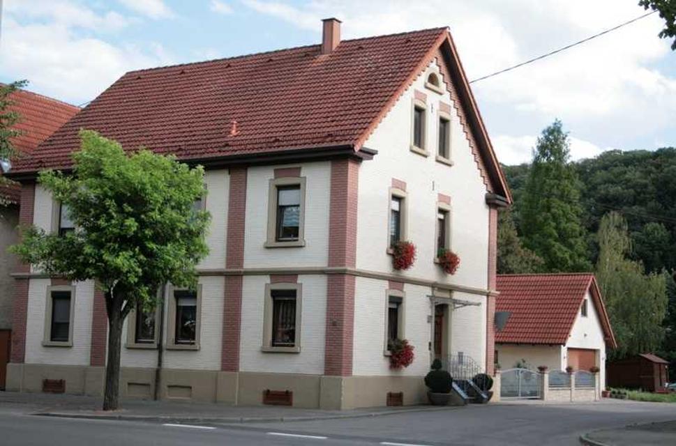 Die Weigands Ferienwohnung befindet sich in Bad Wimpfen im Tal, gegenüber dem Kloster und der Ritterstiftskirche St. Peter. Die Unterkunft ist nur wenige Meter vom Neckar entfernt und verfügt über eine Ferienwohnung und ein Ferienappartement.