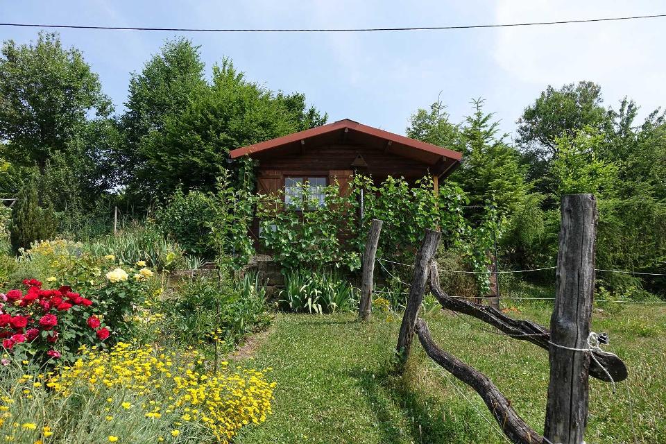 Im Weinort Haberschlacht steht das rustikale Holzblockhaus mitten im gepflegten Hausgarten. Die einfache Ferienwohnung befindet sich nebenan im Wohnhaus der Vermieter.