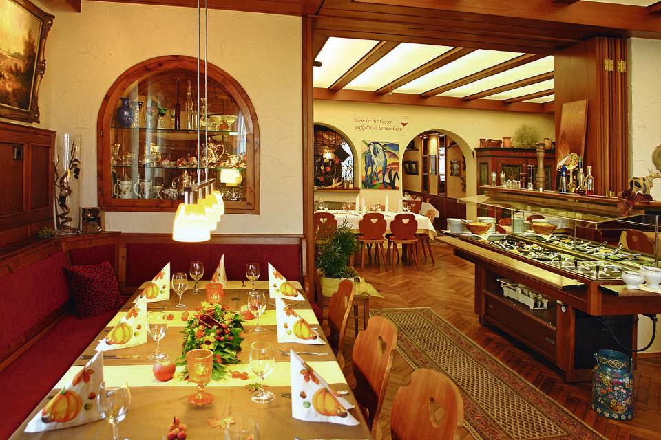 Liebevoll eingerichtete Gästezimmer in ruhiger Lage. Angeschlossene Gaststätte mit schwäbischer, internationaler und vegetarischer Küche und Weinkeller. Weinproben werden ebenfalls angeboten.