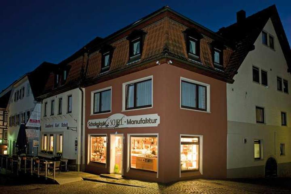 Die Gästezimmer im Stammhaus der Schokoladenmanufaktur Schell liegen mitten in der historischen Altstadt von Gundelsheim. Es sind dort 8 Doppel-/Einzelzimmer und 1 Familienzimmer (für bis zu 4 Pers.) verfügbar. Die Deutschordensstadt am Neckar, direkt unterhalb von Schloß Horneck und den Terra...
