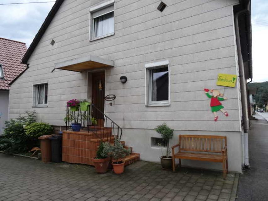Das Ferienhaus in Löwenstein ist ein einladendes Ferienhaus für Familien mit Kindern. Von dort sind es zum beliebten Breitenauer See nur ca. 1,5 km. Monteure sind willkommen.                Lage: Vom Ferienhaus nach Obersulm ...