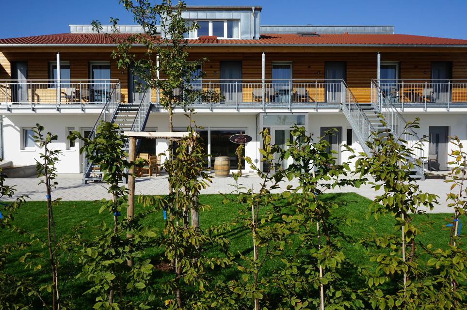 Auf dem Weingut Schaaf befinden sich 5 modern eingerichtete Ferienwohnungen inmitten der Weinberge mit herrlichem Blick über dieselben.                Lage: Das Weingut Schaaf befindet sich zwischen Lauffen und Nordheim, umgebe...