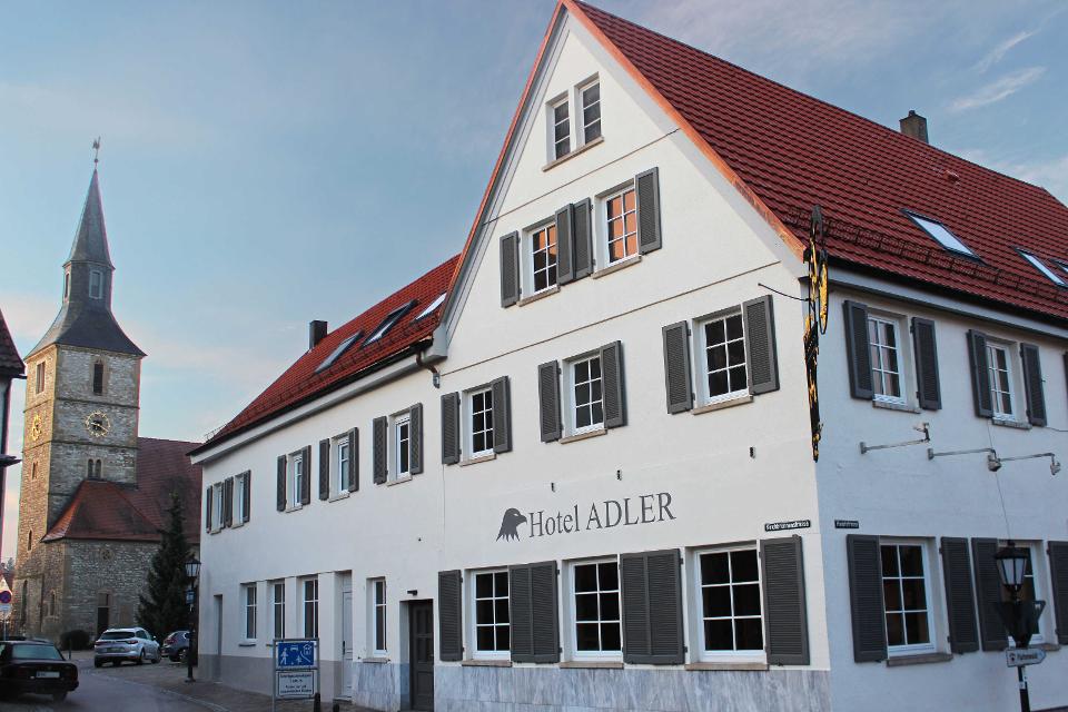 Das im Jahr 2020 neu eröffnete und familiär geführte Hotel Adler befindet sich inmitten des historischen Zentrums von Bad Friedrichshall-Kochendorf. Eingebettet zwischen dem historischen Rathaus, dem Greckenschloss und der Sebastianskirche können Sie in den modernen und gemütlich eingerichtete...