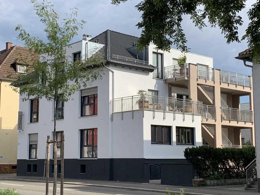 Familienhotel im Herzen Heilbronns. Das im Mai 2019 eröffnete Familienhotel hat 17 Komfortzimmer und einen modernen Frühstücksbereich. Einige der Zimmer sind ebenfalls mit einem Balkon ausgestattet. Sie erwartet ein persönlicher und zuvorkommender Service, sowie ein angenehmer Aufenthalt i...