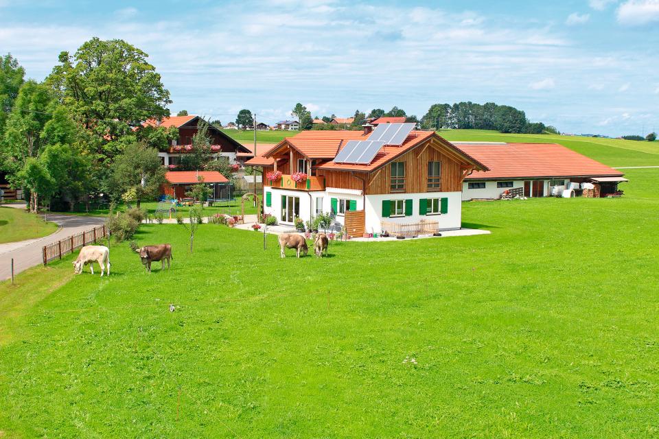 Verbringen Sie Ihren Urlaub auf unserem ruhig gelegenen, kinderfreundlichen Bauernhof am Rande von Nesselwang im Allgäu-Park! Ein großer Spielplatz mit Liegewiese und Grillplatz lädt Sie zum Entspannen und Relaxen ein. Wintersportmöglichkeiten im ...