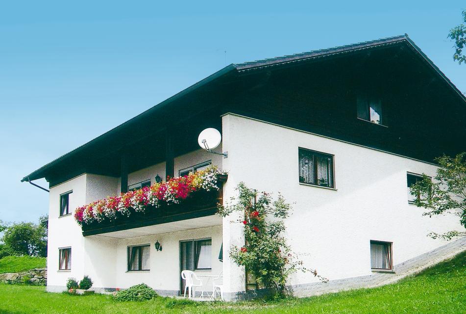 Gönnen Sie sich und Ihrer Familie einen erhol- samen Urlaub auf unserem ruhig gelegenen und kinderfreundlichen Bauernhof, etwa 2,5 km von Blaibach entfernt. Unsere geräumige FeWo ist ausgestattet mit zwei Schlafzimmern, Wohnküche, Sat-TV, Bad, Du ...