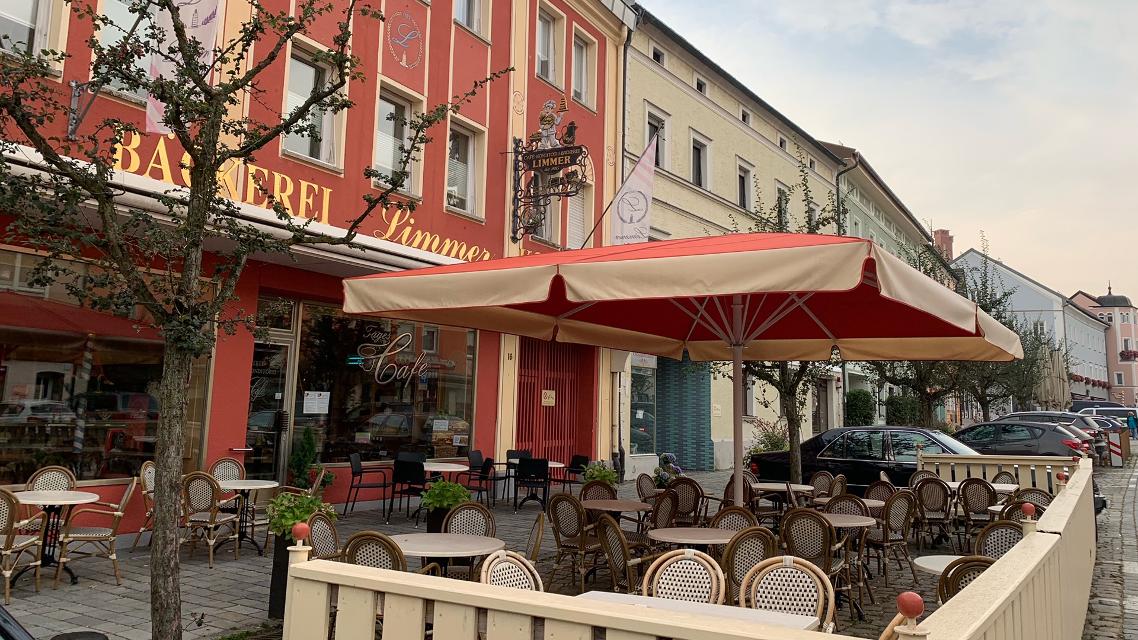 Im Herzen der Stadt Furth im Wald gelegenDas Cafe Limmer am Stadtplatz ist perfekt zum Entspannen.