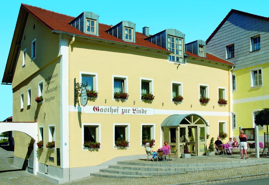 Bayerische Gastlichkeit mit Biergarten und Blick zum Hausberg Hohenbogen beim Dowias am Marktplatz.