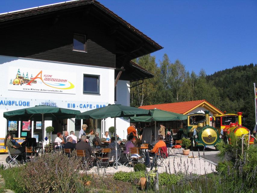 Eiscafe mit Sonnenterrasse - Buchungsstelle für Tages-Ausflugsfahrten 