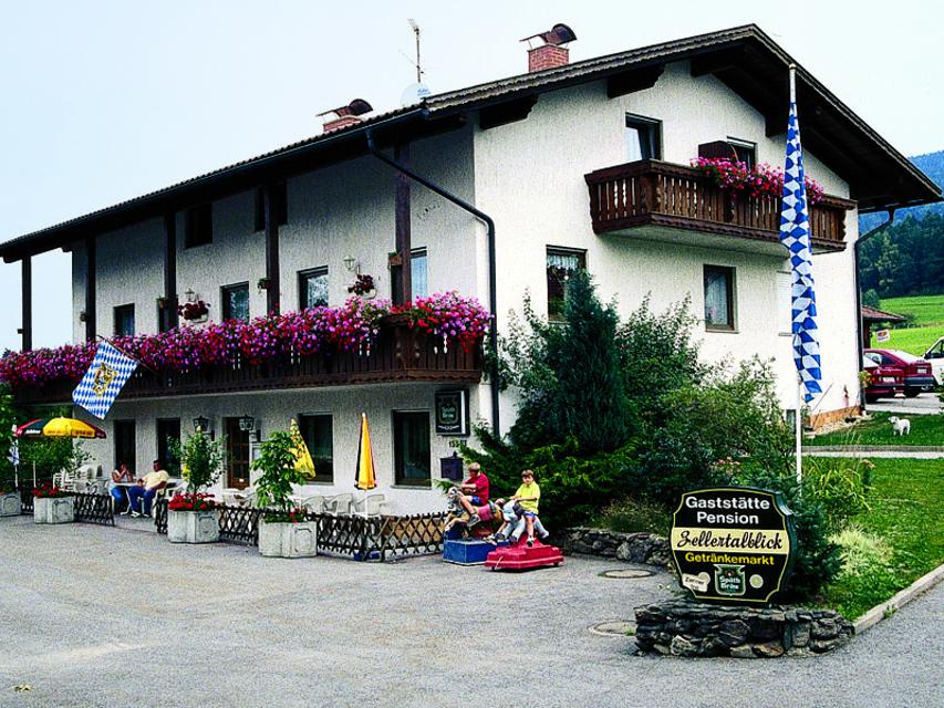 Der Gasthof liegt am Fuße des Mittagstein, im schönen Zellertal.