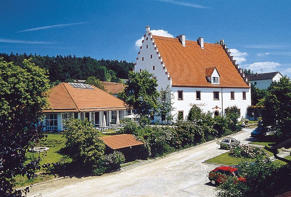 Der Schlossgasthof Rösch ist ein traditionsreiches Haus aus dem 17. Jahrhundert mit historischen Gasträumen. Das Haus l...