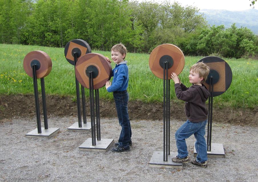 Sieben Stationen mit Klangerzeugern lassen den Besucher innehalten, hören, spielen und lauschen.