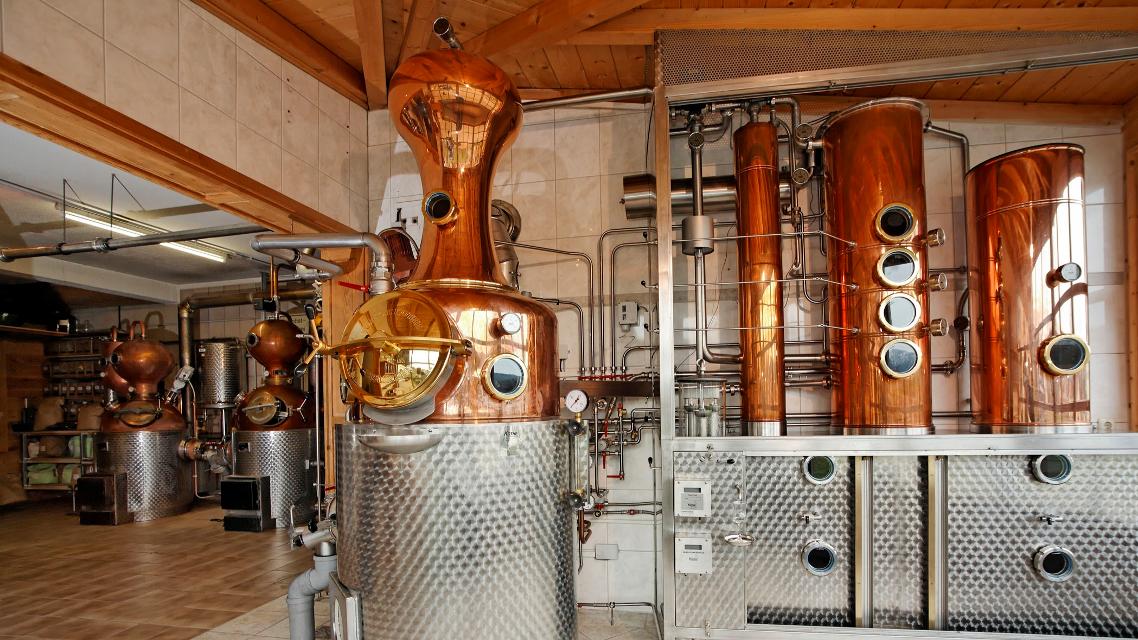 Über 70 verschiedene Schnaps- und Likörsorten und Bayerwald Single Cask Malt Whisky No. 1 ...