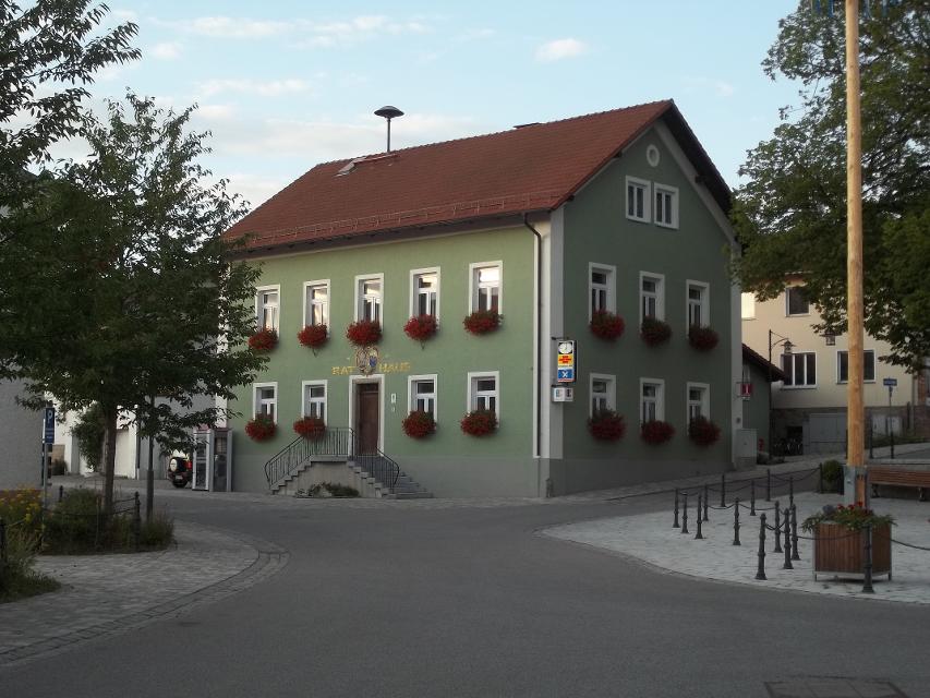 Rathaus Grafenwiesen in der OrtsmitteDefibrilator im Eingangsbereich vorhanden