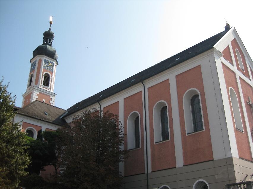 Die Stadtpfarrkirche Mariä Himmelfahrt gehört zum Bistum Regensburg.
