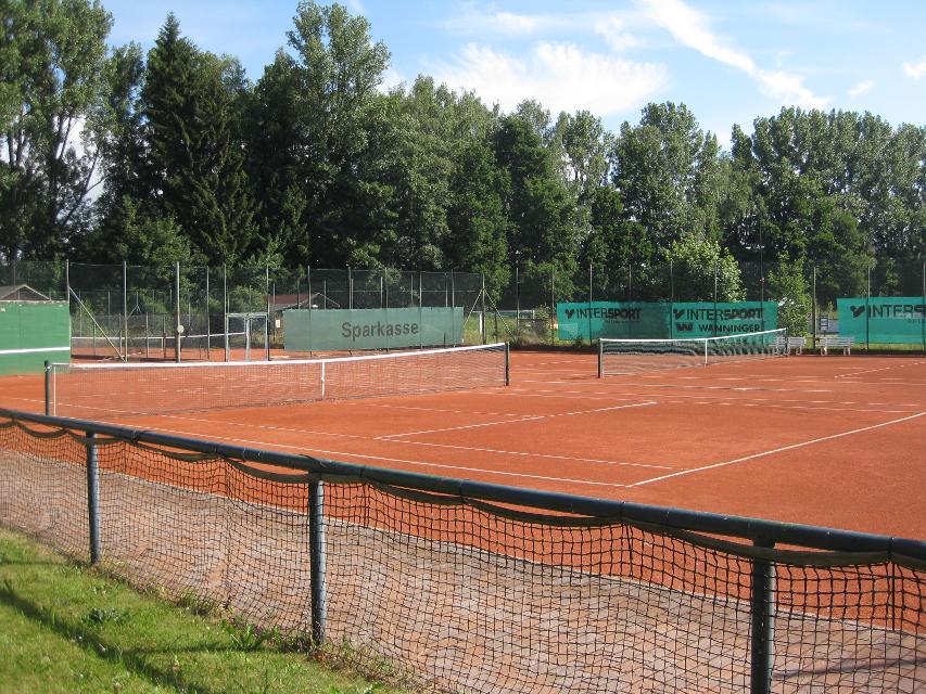 Die Tennisanlage Wutzmühle verfügt über 6 Freiplätze. Platzkarten für Gäste gibt es bei Sport Schromm Tel. 09973/1262. 