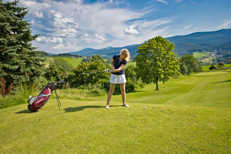 Auf der Golfanlage in Lam werden von April bis Oktober wöchentlich Feriengolfkurse durchgeführt.