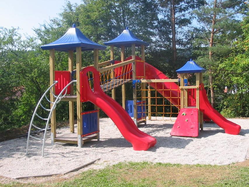 Kinderspielplatz mit Spielhaus und Wasserspielanlage