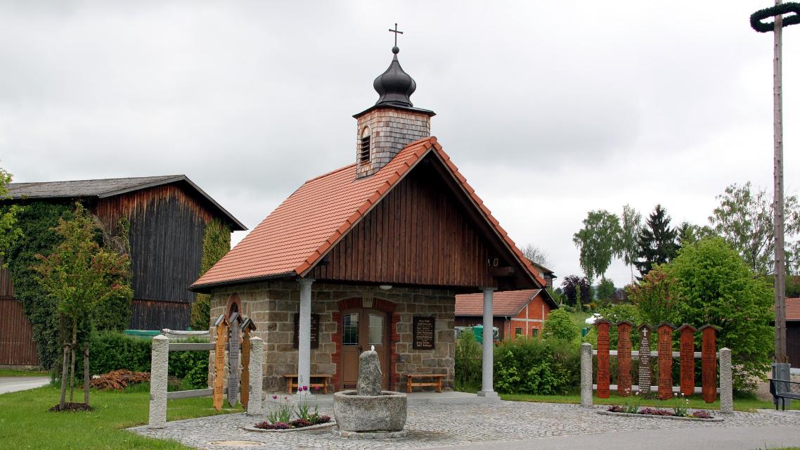 Schmucke Dorfkapelle in der Dorfmitte (Dorfanger) von Beckendorf