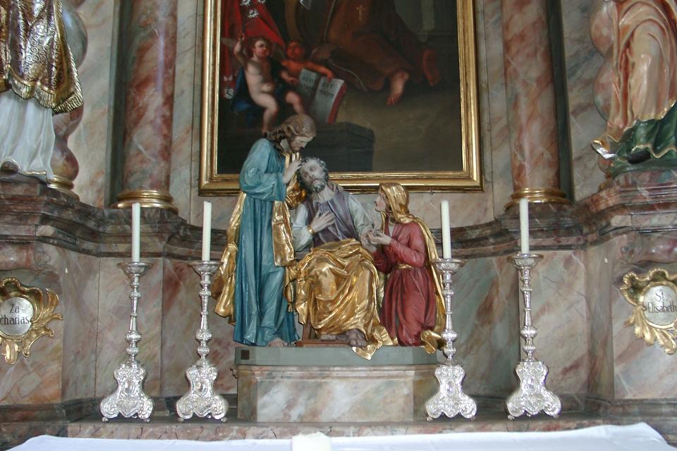 Einzigartig der Blick in die Wallfahrtskirche dank des Doppelaltars mit dem Gnadenbild.