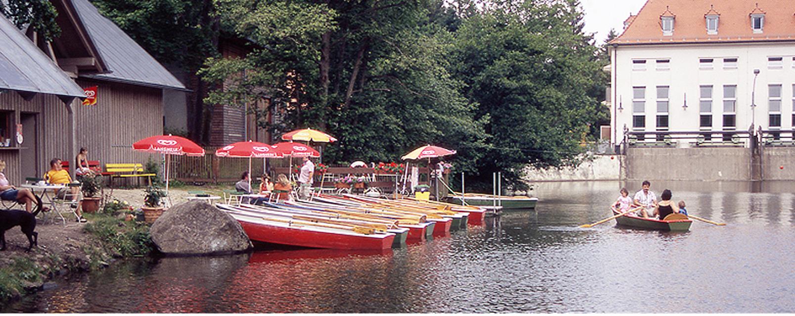 Sie können den Höllensteinsee bei einer Bootstour von der Staumauer bis zur Stauwurzel erkunden.