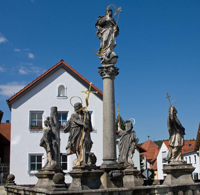  1729 wurde zunächst die steinerne Ehrensäule der "Unbefleckten Empfängnis" aufgestellt. 1735 kamen an den vier Ecken die lebensgroßen Figuren des hl Florian, hl. Sebastian, Johannes Baptist und Johannes Nepomuk und die Steinbalustrade hinzu.