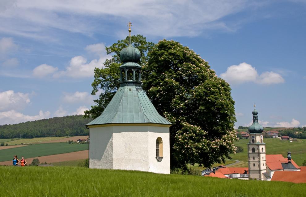 Achteckige barocke Kapelle mit Brunnen im Innenraum.