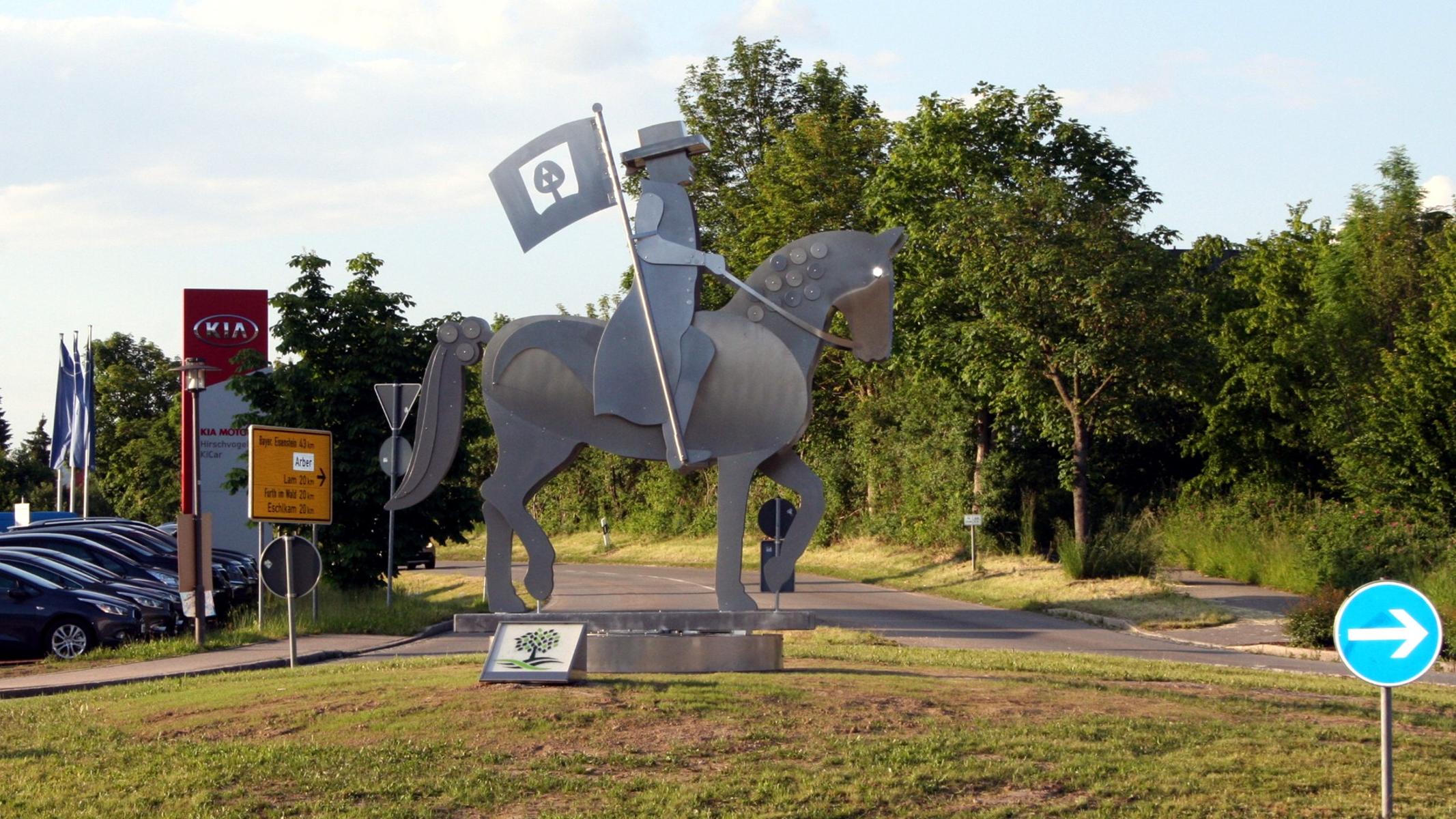 Im Mai 2014 wurde die Pfingstreiter-Skulptur im Kreisverkehr an der Staatsstraße 2140 errichtet