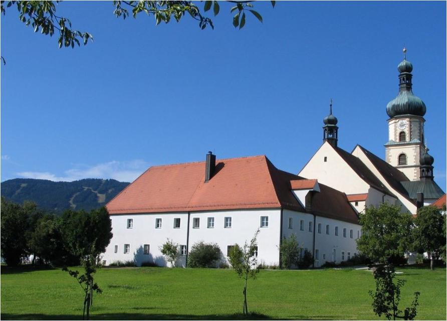 Das Franziskanerkloster selbst ist nicht öffentlich, nur der Nordbau mit dem Haus zur Aussaat 