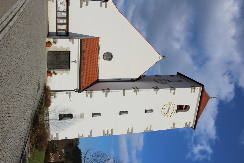 Kirche Mater Dolorosa Trasching Die Kirche in Trasching hat als Vorbild einen wuchtigen romanischen Kirchenbau, zumind...