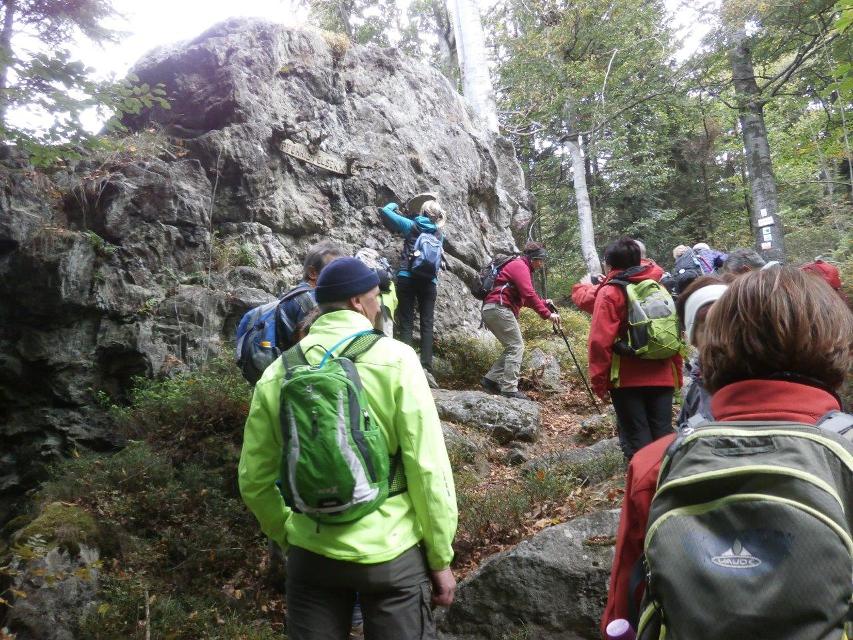 Am Pfenningfelsen legen Wanderer gerne einen Groschen in den Felsen.