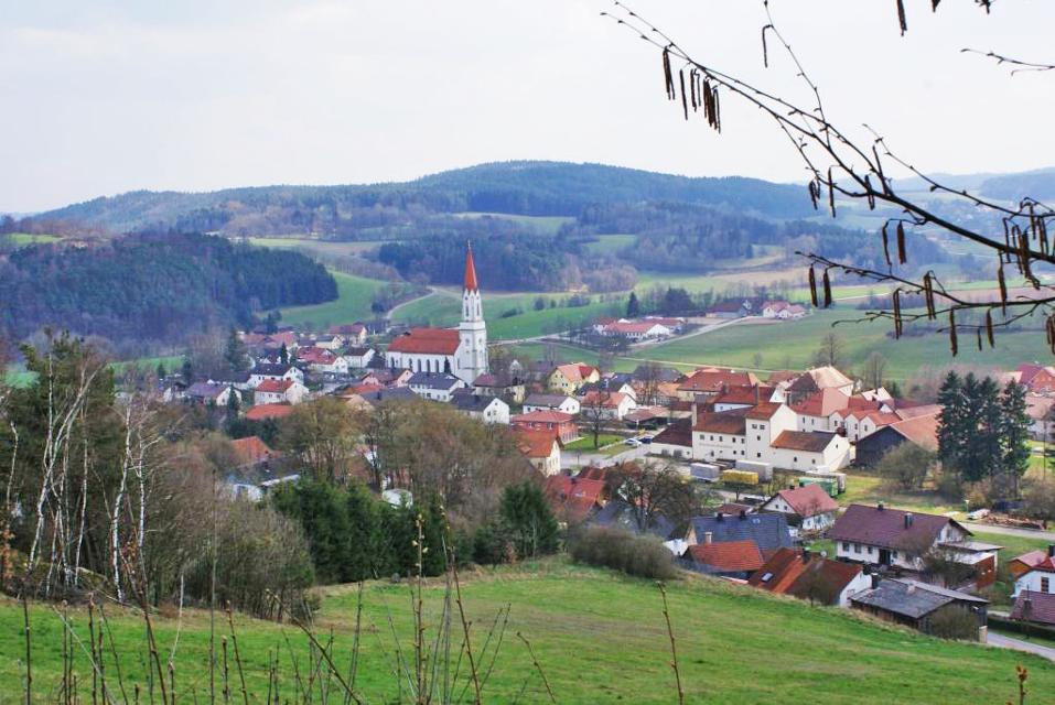 Die Gemeinde Zell liegt in einer landschaftlich sehr reizvollen Gegend des Vorderen Bayerischen Waldes, deren Wohn- und Freizeitwert unsere Bürger, vor allem aber auch die Jugendlichen, sehr wohl zu schätzen wissen.  Innerhal...