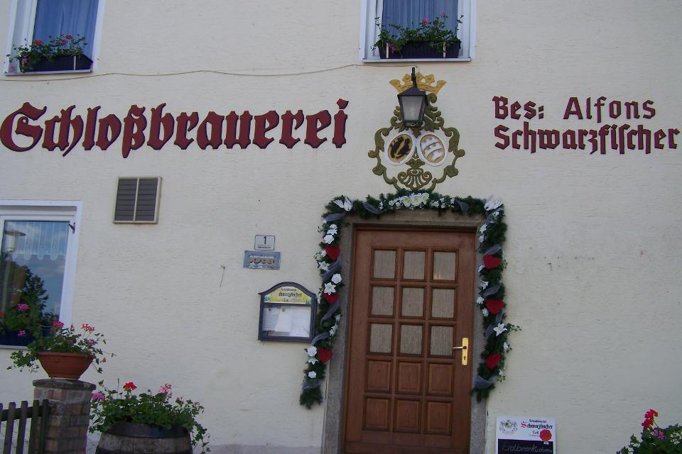 Brauerei, Gasthof und das gesamte Anwesen der Schlossbrauerei Schwarzfischer sind eng mit der Geschichte von Zell verbunden. Die Dorfgaststätte liegt im früheren Ortsteil Oberzell an zentraler Stelle im Ort. Unter anderem führt der ...