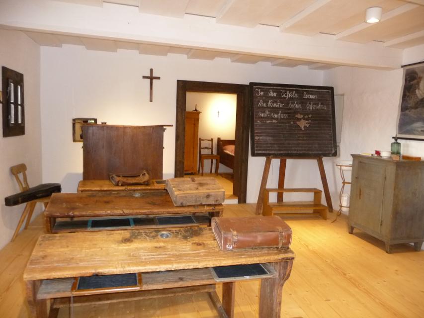 Das Schulmuseum ist in einem über 250 Jahre alten typischen Waldlerhaus eingerichtet.