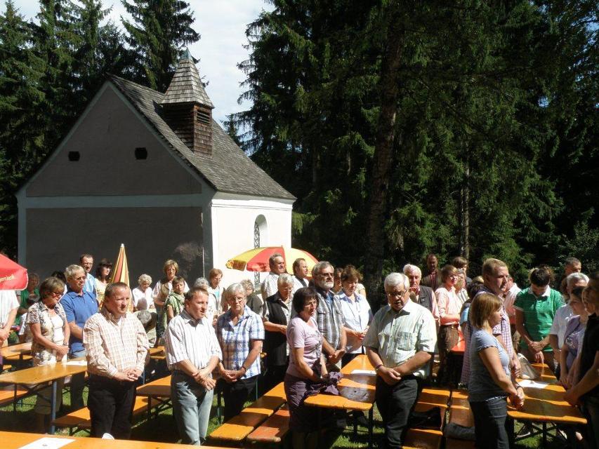 Die Kapelle liegt idylische in einem Waldstück zwischen Nasting und Birnbrunn