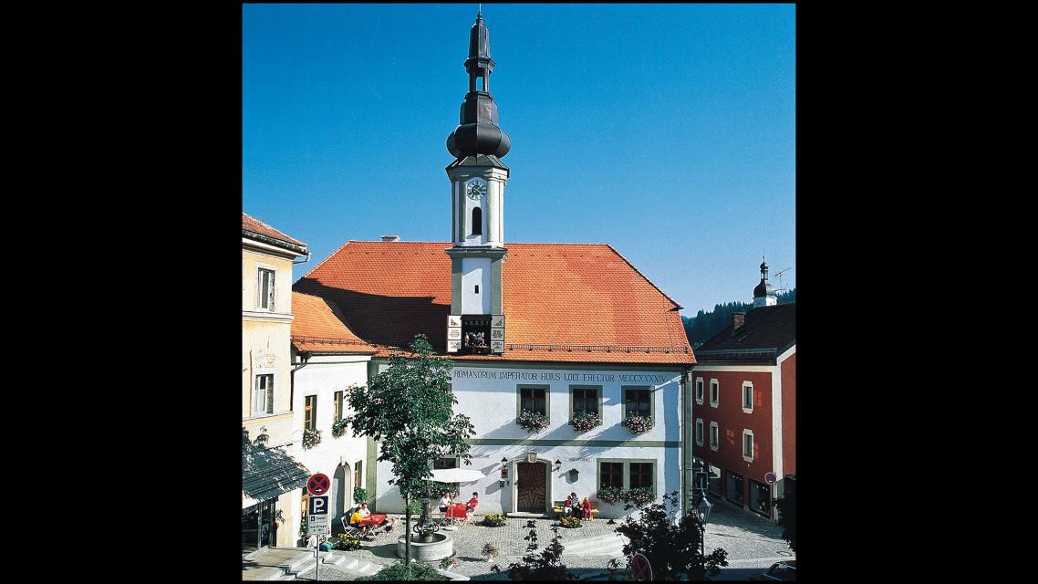 Altes Rathaus mit Glockenspiel (täglich um 11.00 Uhr)