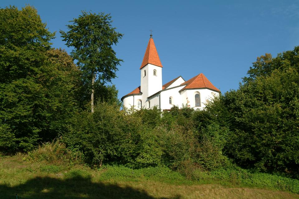  Der Lamberg ist mit etwas über 600 m die höchste Erhebung im Chamer Becken. Hervorgegangen aus einer alten Ministerialenburg mit eigener Burgkapelle, entstand dann die Wallfahrtskirche der hl. Walburga in der Zeit der Zugehörigkeit zum Kloster Reichenbach.