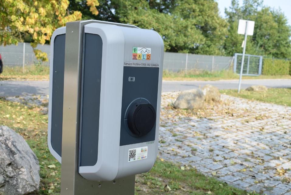 E-Ladestation zum laden von 2 Elektroautos am Seepark in Neubäu am See