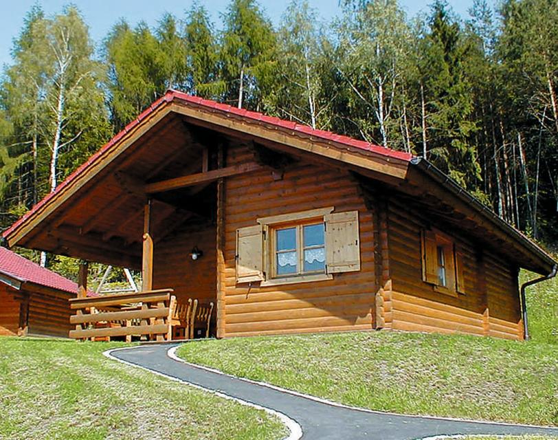 Zwei Tiroler Nichtraucher-Blockhäuser direkt am Waldrand. Haus 6: keine Haustiere; Haus 8: Haustiere gegen Gebühr erlaubt. WLAN frei, eigene Saisonzeiten. Freier Eintritt ins Naturbad Stamsried.