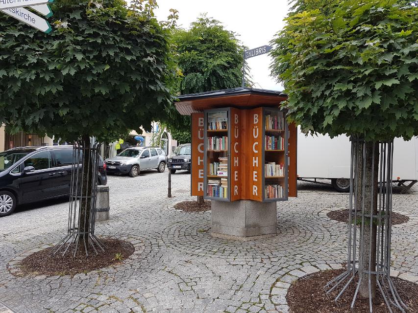 Offenes Bücherregal am Marktplatz von Bad Kötzting.