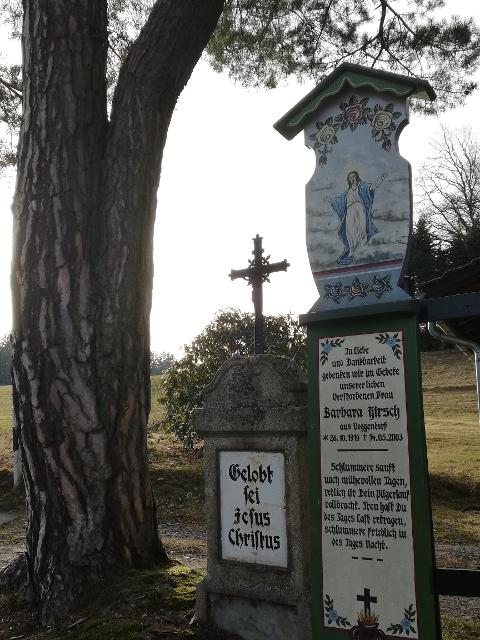 Stein-Kreuz mit Totenbrettergruppe der Familie Hirsch